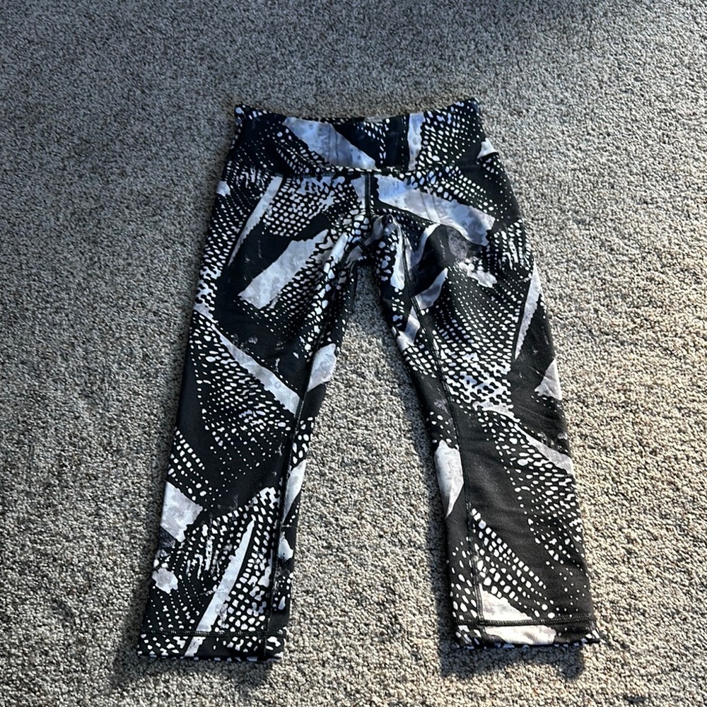 🖤 Lululemon Black & White Leggings 🖤 - Picture 5 of 8